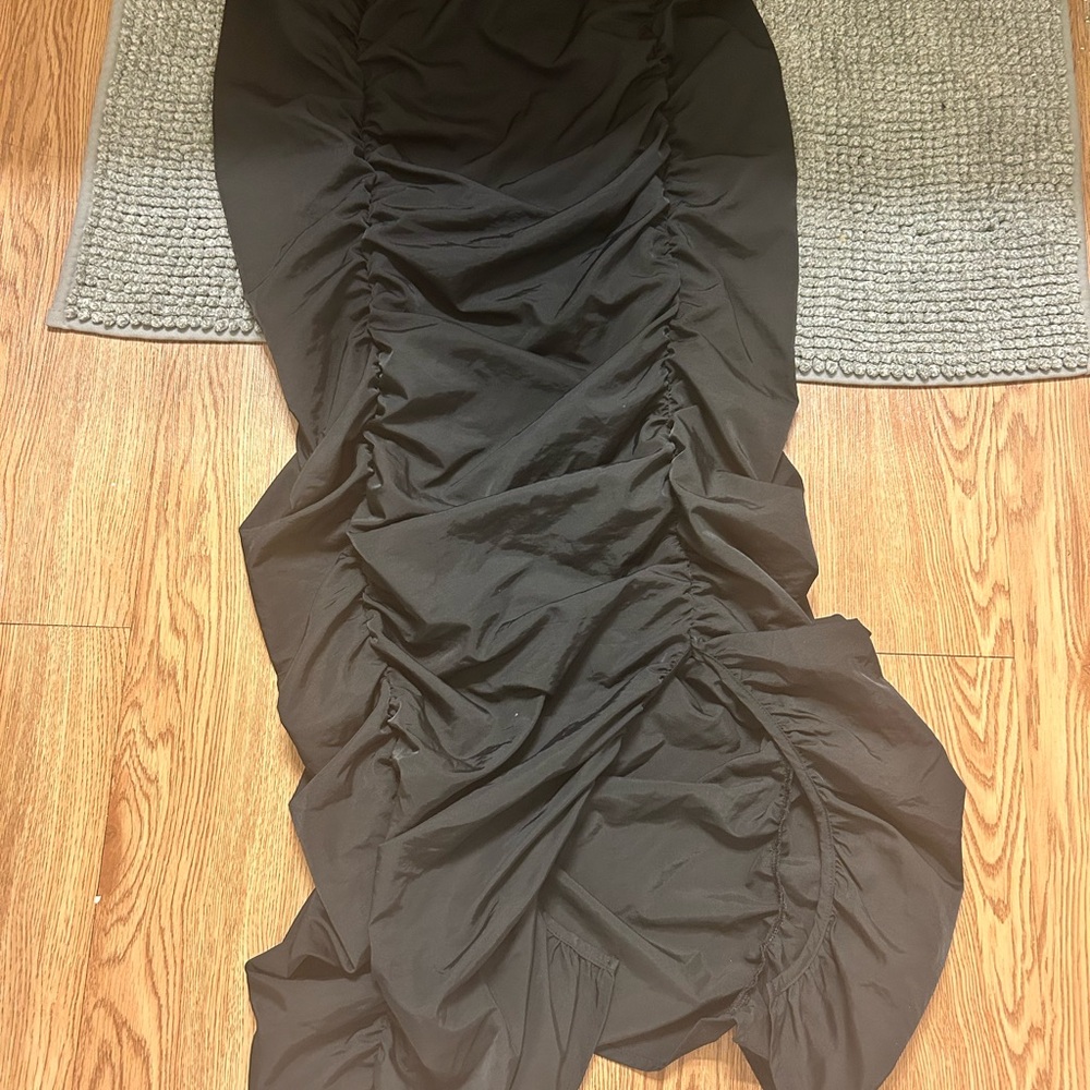 Elastic waistband long skirt definitely made for taller people (I’m 5’2’)